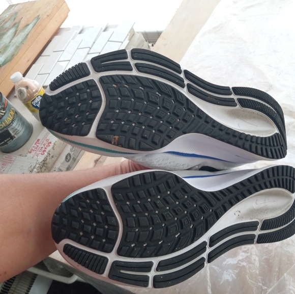 Nike size 7.5 running shoes - Picture 3 of 4